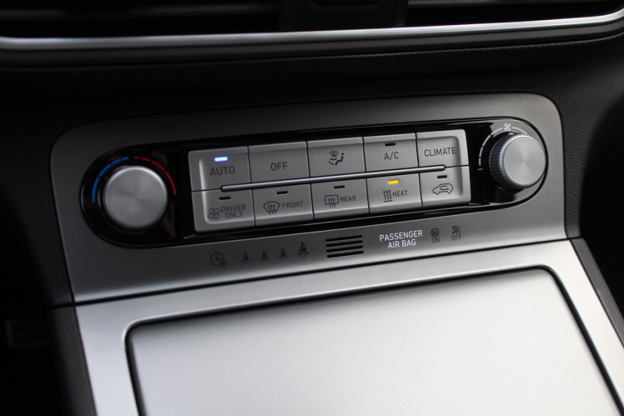 Hyundai Kona EV Premium 64 kWh / Trekhaak / Camera / Leder / Head-up / 18'' / Navigatie / Stuur+Stoelverwarming / Keyless / KRELL Audio / DAB / ACC