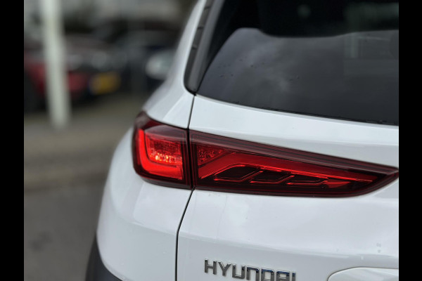 Hyundai Kona EV Fashion Sky 64 kWh | SOH: 96,8% | Sky PANO Dak | HUD | Dodehoek Detectie | LED