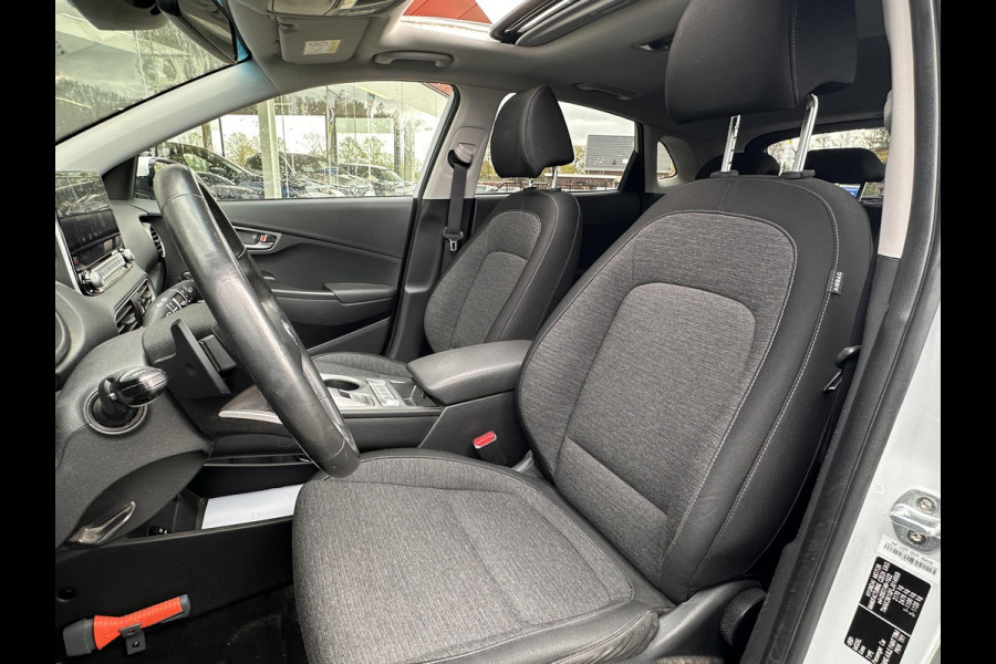 Hyundai Kona EV Fashion Sky 64 kWh | SOH: 96,8% | Sky PANO Dak | HUD | Dodehoek Detectie | LED