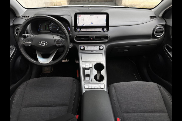 Hyundai Kona EV Fashion Sky 64 kWh | SOH: 96,8% | Sky PANO Dak | HUD | Dodehoek Detectie | LED