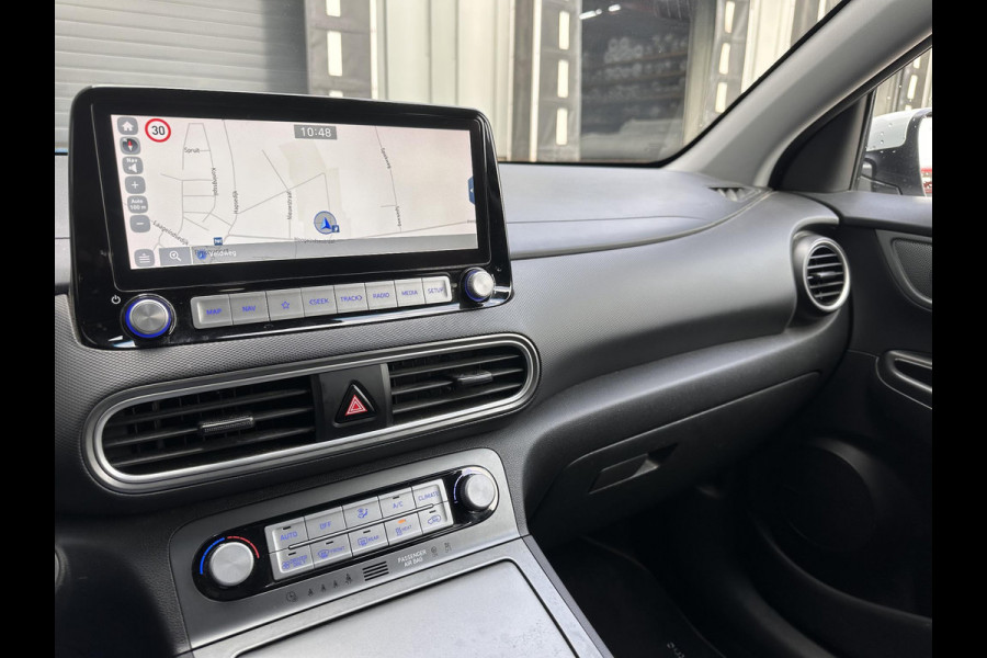 Hyundai Kona EV Fashion Sky 64 kWh | SOH: 96,8% | Sky PANO Dak | HUD | Dodehoek Detectie | LED