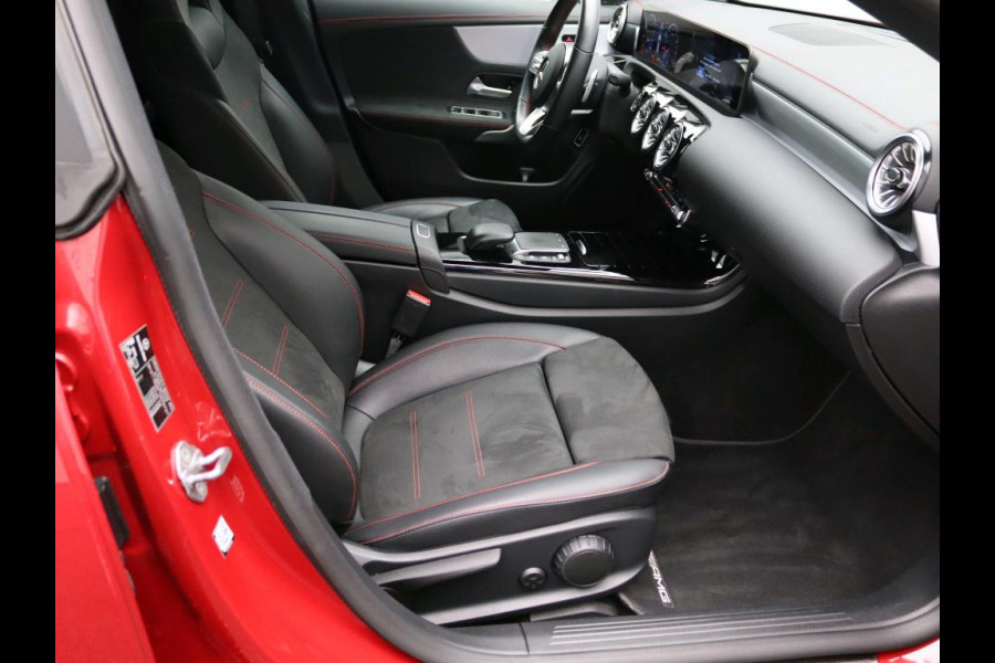 Mercedes-Benz CLA-Klasse Shooting Brake 200 Business Solution AMG AMG line | Night Pakket | Ledkoplampen | Sfeerverlichting | Stoelverwarming. Inclusief 24 maanden Mercedes-Benz Certified garantie voor Europa.