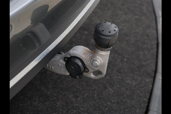 Mercedes-Benz C-Klasse 300e Luxury Line | SOH 92% | Leder | Trekhaak | Stoelverwarming | Sfeerverlichting | Carplay | Full LED | Navigatie | Camera | Park Assist | Dodehoek detectie | PHEV | Plug In