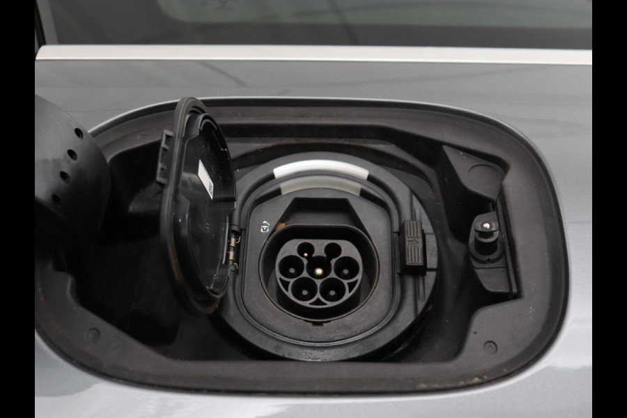 Mercedes-Benz C-Klasse 300e Luxury Line | SOH 92% | Leder | Trekhaak | Stoelverwarming | Sfeerverlichting | Carplay | Full LED | Navigatie | Camera | Park Assist | Dodehoek detectie | PHEV | Plug In