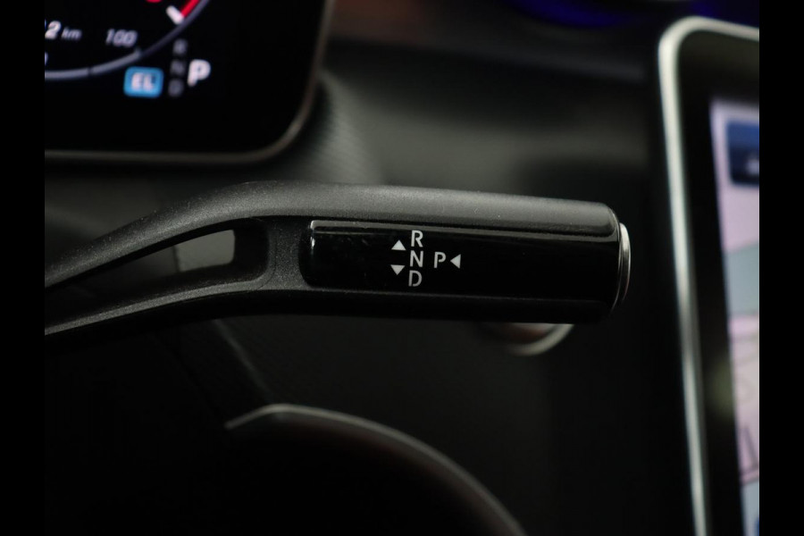 Mercedes-Benz C-Klasse 300e Luxury Line | SOH 92% | Leder | Trekhaak | Stoelverwarming | Sfeerverlichting | Carplay | Full LED | Navigatie | Camera | Park Assist | Dodehoek detectie | PHEV | Plug In