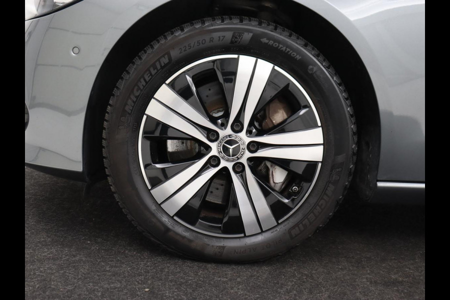 Mercedes-Benz C-Klasse 300e Luxury Line | SOH 92% | Leder | Trekhaak | Stoelverwarming | Sfeerverlichting | Carplay | Full LED | Navigatie | Camera | Park Assist | Dodehoek detectie | PHEV | Plug In