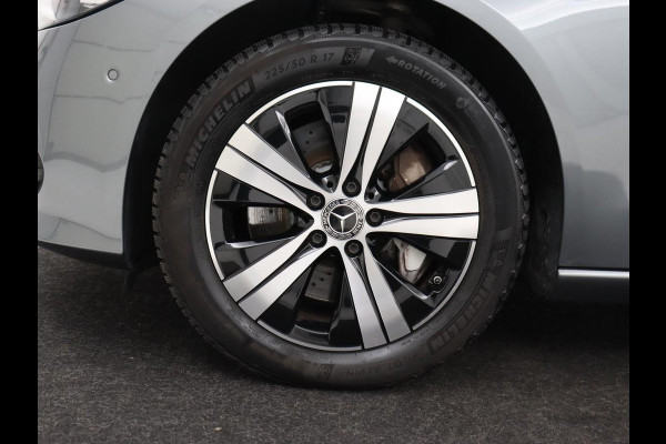 Mercedes-Benz C-Klasse 300e Luxury Line | SOH 92% | Leder | Trekhaak | Stoelverwarming | Sfeerverlichting | Carplay | Full LED | Navigatie | Camera | Park Assist | Dodehoek detectie | PHEV | Plug In