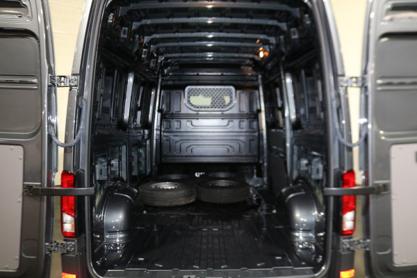 Volkswagen Crafter 2.0 TDI 177pk L3 H3 Automaat Airco Navigatie Camera Led Chauffeurstoel