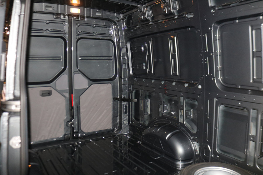 Volkswagen Crafter 2.0 TDI 177pk L3 H3 Automaat Airco Navigatie Camera Led Chauffeurstoel