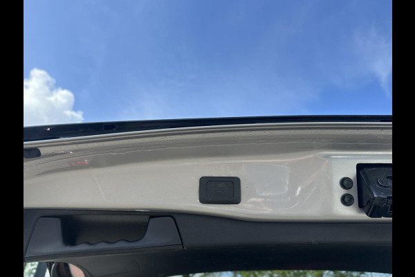 Toyota RAV4 2.5 Hybrid AWD Bi-Tone | STUUR + STOEL VERWARMING | KEYLESS | ACHTERUITRIJ CAMERA | ADAP. CRUISE | ELEK. STOELEN | TREKHAAK | 46K KM ! | 12 MND BOVAG GARANTIE |