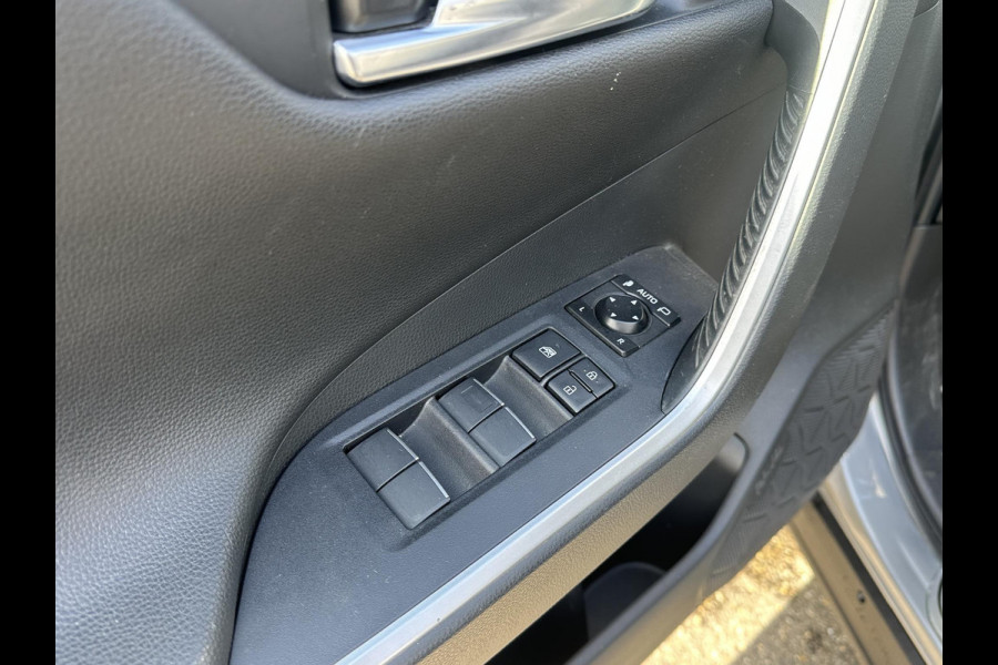 Toyota RAV4 2.5 Hybrid AWD Bi-Tone | STUUR + STOEL VERWARMING | KEYLESS | ACHTERUITRIJ CAMERA | ADAP. CRUISE | ELEK. STOELEN | TREKHAAK | 46K KM ! | 12 MND BOVAG GARANTIE |