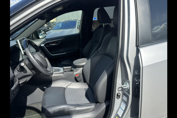 Toyota RAV4 2.5 Hybrid AWD Bi-Tone | STUUR + STOEL VERWARMING | KEYLESS | ACHTERUITRIJ CAMERA | ADAP. CRUISE | ELEK. STOELEN | TREKHAAK | 46K KM ! | 12 MND BOVAG GARANTIE |
