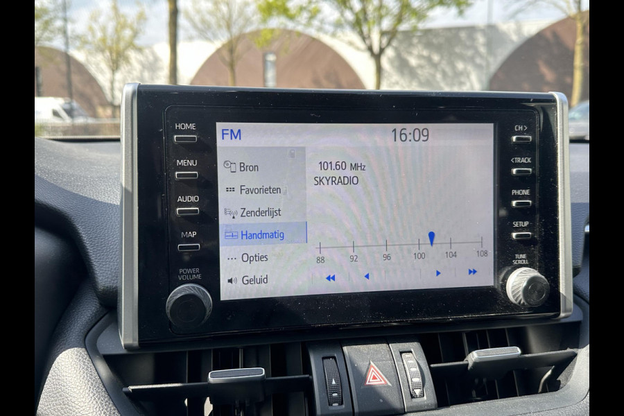 Toyota RAV4 2.5 Hybrid AWD Bi-Tone | STUUR + STOEL VERWARMING | KEYLESS | ACHTERUITRIJ CAMERA | ADAP. CRUISE | ELEK. STOELEN | TREKHAAK | 46K KM ! | 12 MND BOVAG GARANTIE |