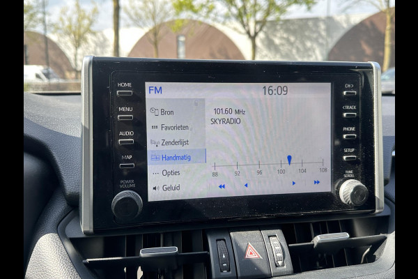 Toyota RAV4 2.5 Hybrid AWD Bi-Tone | STUUR + STOEL VERWARMING | KEYLESS | ACHTERUITRIJ CAMERA | ADAP. CRUISE | ELEK. STOELEN | TREKHAAK | 46K KM ! | 12 MND BOVAG GARANTIE |