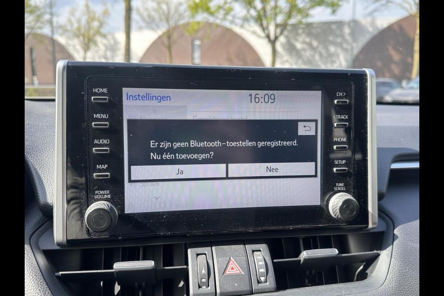 Toyota RAV4 2.5 Hybrid AWD Bi-Tone | STUUR + STOEL VERWARMING | KEYLESS | ACHTERUITRIJ CAMERA | ADAP. CRUISE | ELEK. STOELEN | TREKHAAK | 46K KM ! | 12 MND BOVAG GARANTIE |