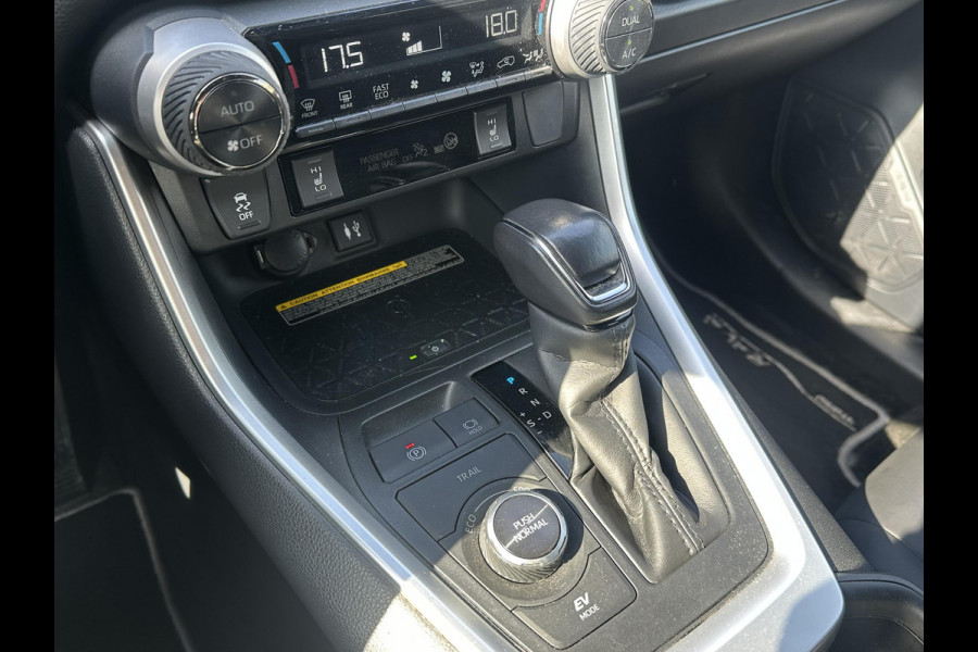 Toyota RAV4 2.5 Hybrid AWD Bi-Tone | STUUR + STOEL VERWARMING | KEYLESS | ACHTERUITRIJ CAMERA | ADAP. CRUISE | ELEK. STOELEN | TREKHAAK | 46K KM ! | 12 MND BOVAG GARANTIE |