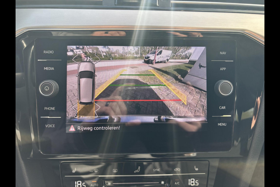 Volkswagen Passat 1.5 TSI R-Line Business + 150pk Adaptieve Cruise | Elektrische Achterklep | Stoelverwarming