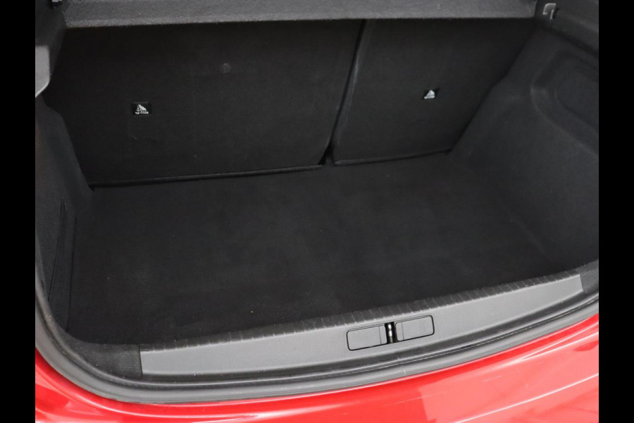 Peugeot e-208 EV GT Pack 50 kWh | SOH 92% | Stoelverwarming | Leder/Alcantara | Adaptive cruise | Carplay | Park Assist | Camera | Keyless | Full LED | Dodehoek detectie | Navigatie | Digital Cockpit