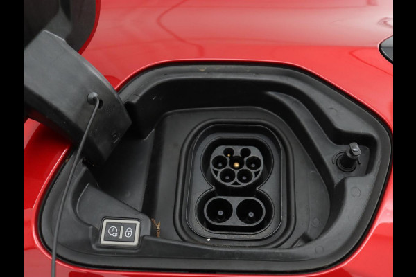 Peugeot e-208 EV GT Pack 50 kWh | SOH 92% | Stoelverwarming | Leder/Alcantara | Adaptive cruise | Carplay | Park Assist | Camera | Keyless | Full LED | Dodehoek detectie | Navigatie | Digital Cockpit