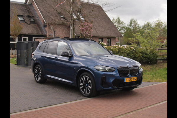 BMW iX3 Executive 80 kWh | Panoramadak | Camera | Sfeerverlichting | Apple Carplay | Cruise Control |