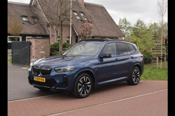 BMW iX3 Executive 80 kWh | Panoramadak | Camera | Sfeerverlichting | Apple Carplay | Cruise Control |