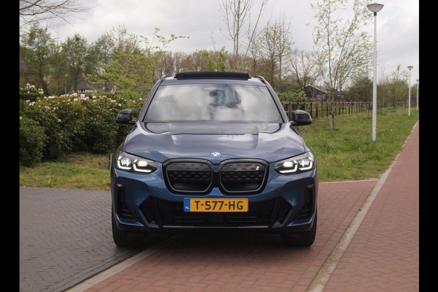 BMW iX3 Executive 80 kWh | Panoramadak | Camera | Sfeerverlichting | Apple Carplay | Cruise Control |