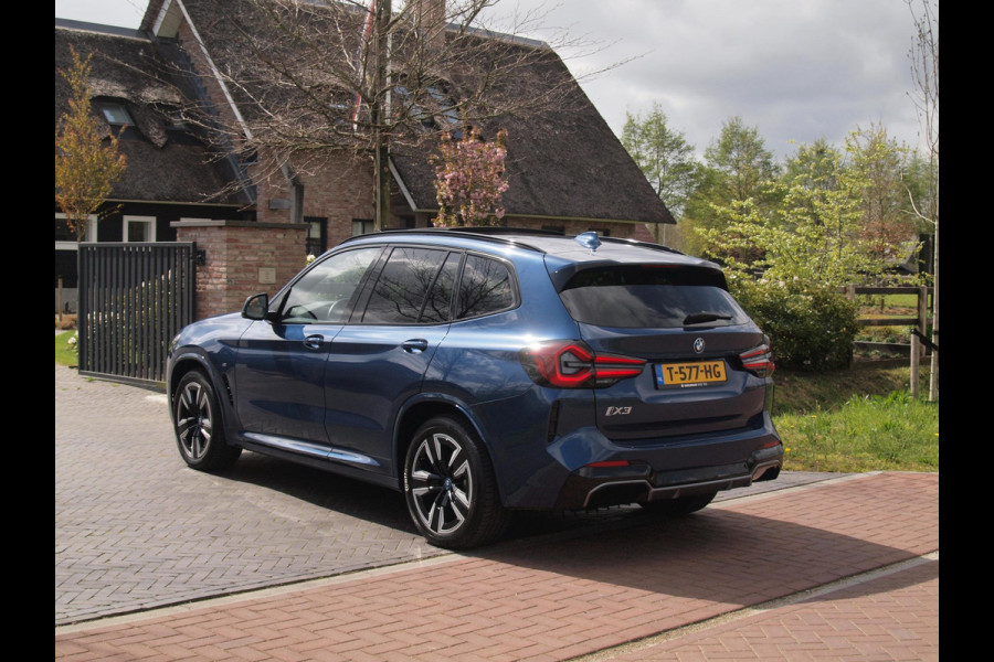 BMW iX3 Executive 80 kWh | Panoramadak | Camera | Sfeerverlichting | Apple Carplay | Cruise Control |