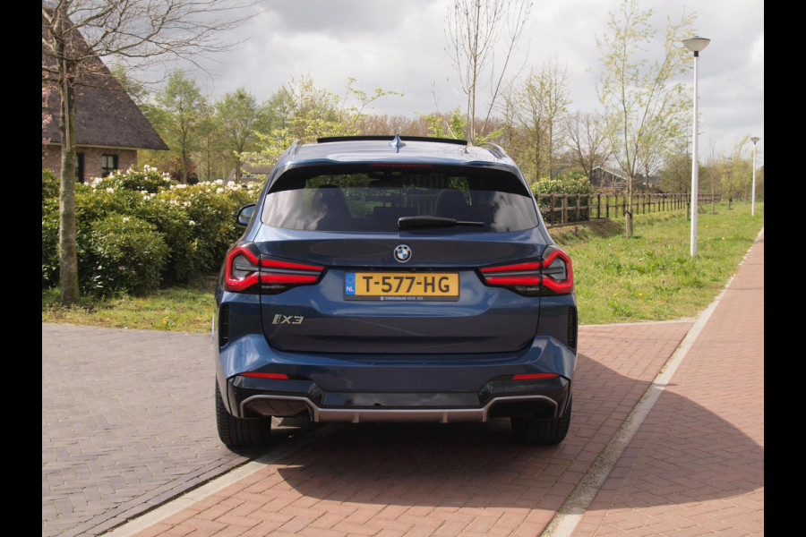 BMW iX3 Executive 80 kWh | Panoramadak | Camera | Sfeerverlichting | Apple Carplay | Cruise Control |