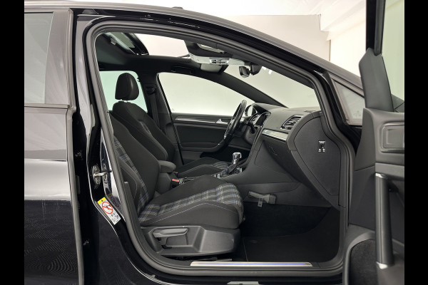 Volkswagen Golf 1.4 TSI PHEV GTE (Plug-in) (INCL-BTW) Aut. *PANO | ADAPTIVE-CRUISE | FULL-LED | DIGI-COCKPIT | BLINDSPOT | HEATED-SPORTSEATS | KEYLESS | NAVI-FULLMAP | AMBIENTLIGHT | SHIFTPADDLES | PRIVACY-GLASS | ECC | PDC | 18''ALU*