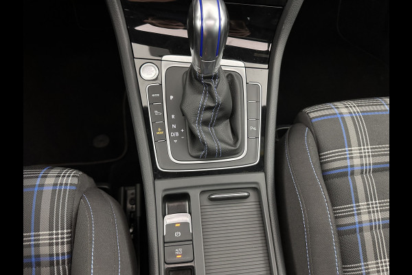 Volkswagen Golf 1.4 TSI PHEV GTE (Plug-in) (INCL-BTW) Aut. *PANO | ADAPTIVE-CRUISE | FULL-LED | DIGI-COCKPIT | BLINDSPOT | HEATED-SPORTSEATS | KEYLESS | NAVI-FULLMAP | AMBIENTLIGHT | SHIFTPADDLES | PRIVACY-GLASS | ECC | PDC | 18''ALU*