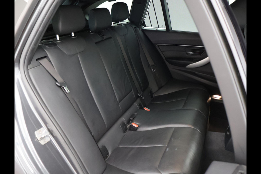 BMW 3 Serie Touring 318i M-SPORT + AFN. TREKHAAK | LEDER SPORTINT. | DIGITALE COCKPIT | STOELVERWARMING