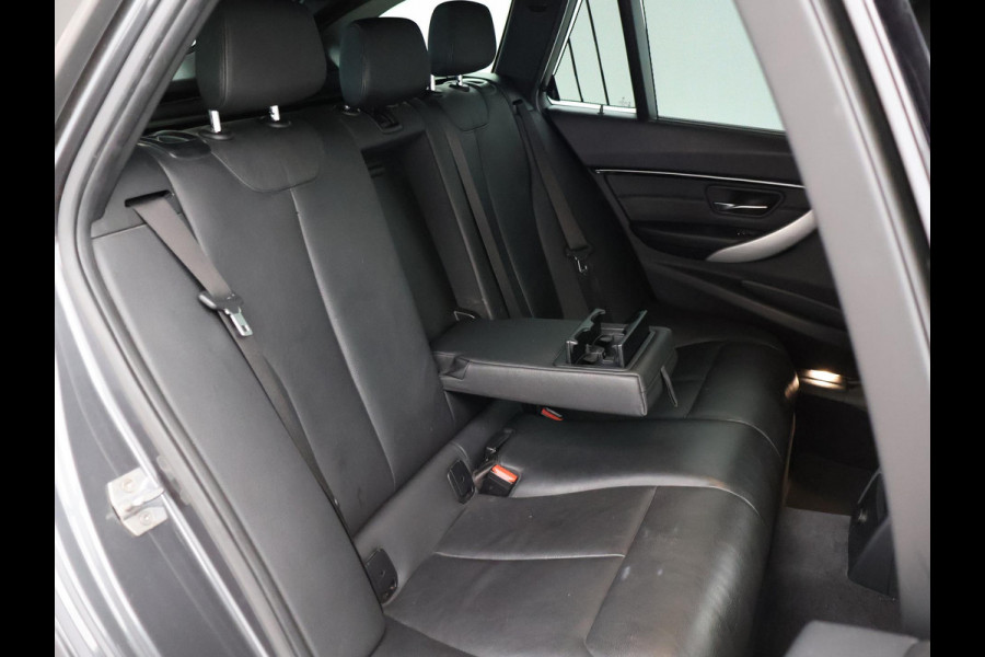 BMW 3 Serie Touring 318i M-SPORT + AFN. TREKHAAK | LEDER SPORTINT. | DIGITALE COCKPIT | STOELVERWARMING