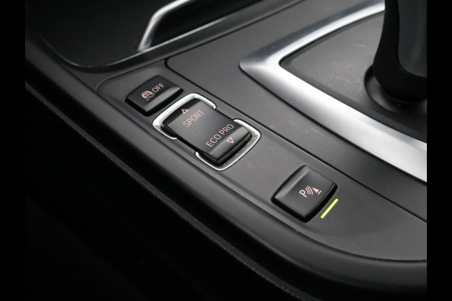 BMW 3 Serie Touring 318i M-SPORT + AFN. TREKHAAK | LEDER SPORTINT. | DIGITALE COCKPIT | STOELVERWARMING