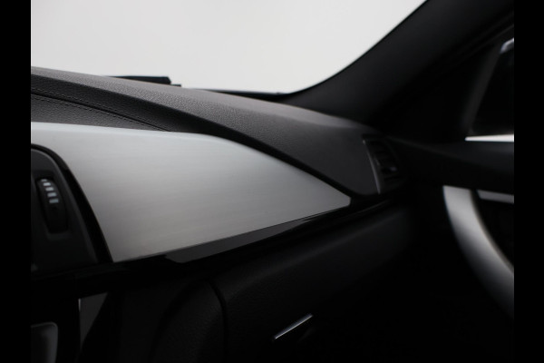 BMW 3 Serie Touring 318i M-SPORT + AFN. TREKHAAK | LEDER SPORTINT. | DIGITALE COCKPIT | STOELVERWARMING