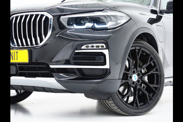 BMW X5 xDrive45e High Executive | Panoramadak | Leder | Trekhaak | Luchtvering | HUD | Camera | Sfeerlicht | Carplay