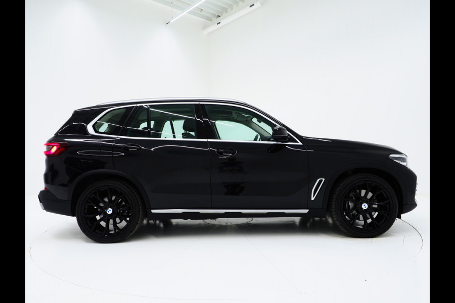 BMW X5 xDrive45e High Executive | Panoramadak | Leder | Trekhaak | Luchtvering | HUD | Camera | Sfeerlicht | Carplay