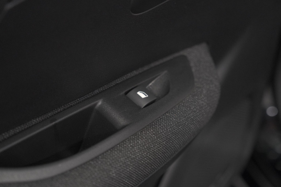 Peugeot 208 1.2 Hybrid 110 e-DCS6 Style | Parkeersensoren | Apple Carplay | Cruise Control | Airco