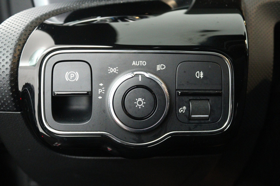 Mercedes-Benz CLA-Klasse 200 Business Solution AMG (SFEERVERLICHTING, CAMERA, LED, STOELVERWARMING, DEALER ONDERHOUDEN)