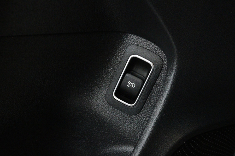 Mercedes-Benz CLA-Klasse 200 Business Solution AMG (SFEERVERLICHTING, CAMERA, LED, STOELVERWARMING, DEALER ONDERHOUDEN)