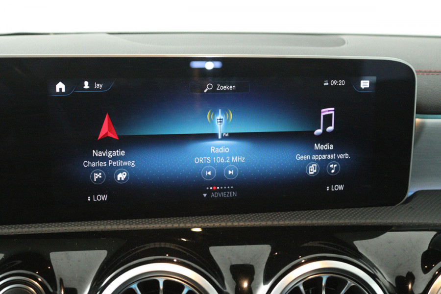 Mercedes-Benz CLA-Klasse 200 Business Solution AMG (SFEERVERLICHTING, CAMERA, LED, STOELVERWARMING, DEALER ONDERHOUDEN)