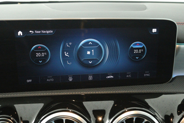 Mercedes-Benz CLA-Klasse 200 Business Solution AMG (SFEERVERLICHTING, CAMERA, LED, STOELVERWARMING, DEALER ONDERHOUDEN)
