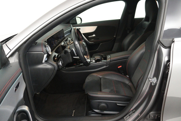 Mercedes-Benz CLA-Klasse 200 Business Solution AMG (SFEERVERLICHTING, CAMERA, LED, STOELVERWARMING, DEALER ONDERHOUDEN)