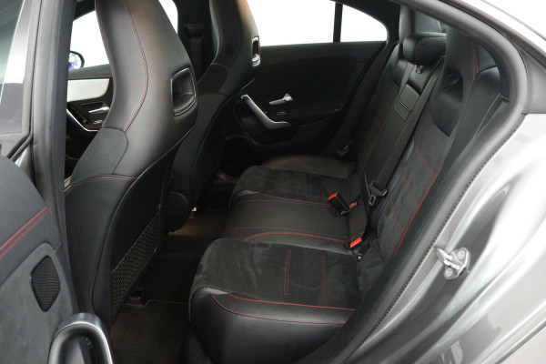 Mercedes-Benz CLA-Klasse 200 Business Solution AMG (SFEERVERLICHTING, CAMERA, LED, STOELVERWARMING, DEALER ONDERHOUDEN)