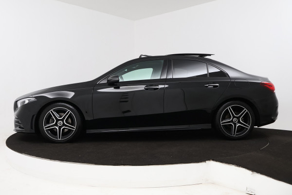 Mercedes-Benz A-Klasse 180 AMG Line (PANORAMADAK, SFEERVERLICHTING, CAMERA, STOELVERWARMING, 1e EIGENAAR, GOED ONDERHOUDEN)