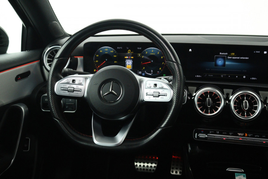 Mercedes-Benz A-Klasse 180 AMG Line (PANORAMADAK, SFEERVERLICHTING, CAMERA, STOELVERWARMING, 1e EIGENAAR, GOED ONDERHOUDEN)
