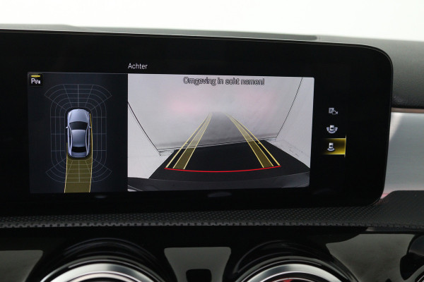 Mercedes-Benz A-Klasse 180 AMG Line (PANORAMADAK, SFEERVERLICHTING, CAMERA, STOELVERWARMING, 1e EIGENAAR, GOED ONDERHOUDEN)
