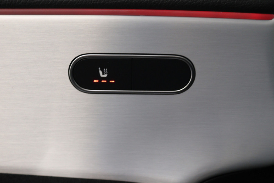 Mercedes-Benz A-Klasse 180 AMG Line (PANORAMADAK, SFEERVERLICHTING, CAMERA, STOELVERWARMING, 1e EIGENAAR, GOED ONDERHOUDEN)