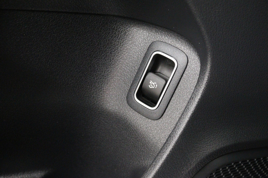 Mercedes-Benz A-Klasse 180 AMG Line (PANORAMADAK, SFEERVERLICHTING, CAMERA, STOELVERWARMING, 1e EIGENAAR, GOED ONDERHOUDEN)