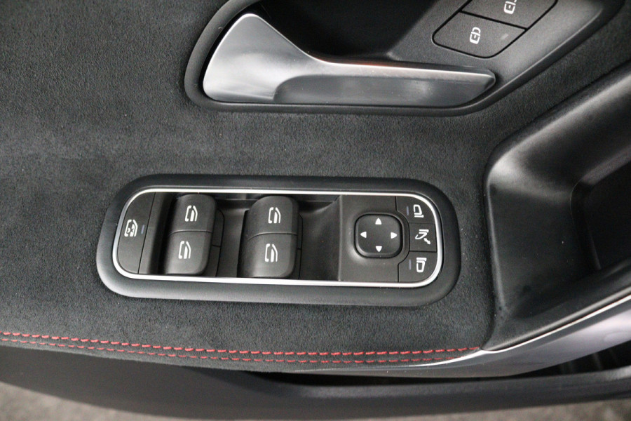 Mercedes-Benz A-Klasse 180 AMG Line (PANORAMADAK, SFEERVERLICHTING, CAMERA, STOELVERWARMING, 1e EIGENAAR, GOED ONDERHOUDEN)