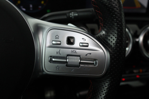 Mercedes-Benz A-Klasse 180 AMG Line (PANORAMADAK, SFEERVERLICHTING, CAMERA, STOELVERWARMING, 1e EIGENAAR, GOED ONDERHOUDEN)
